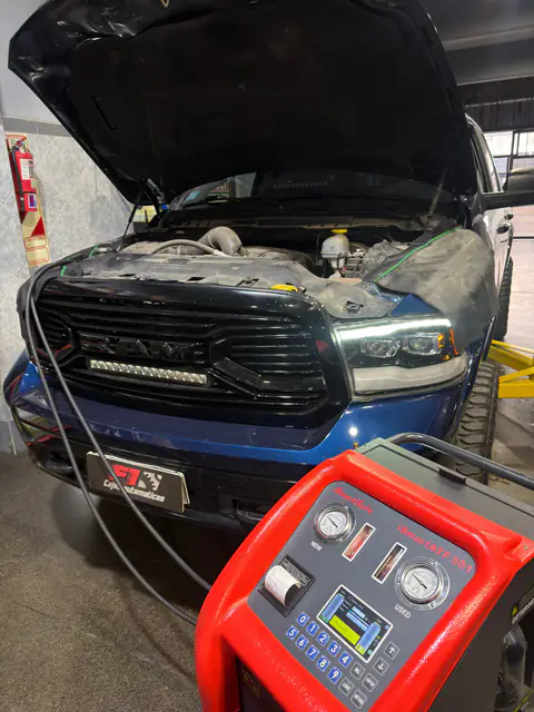 Pickup RAM azul conectada al equipo de diálisis iSmartATF 501, con el ticket saliendo de la impresora