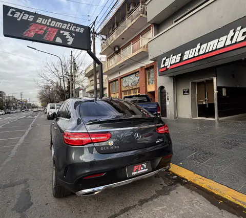 Mercedes-Benz GLE 400 en la calle frente al local, con el cartel de Cajas Automáticas F1 y la fachada