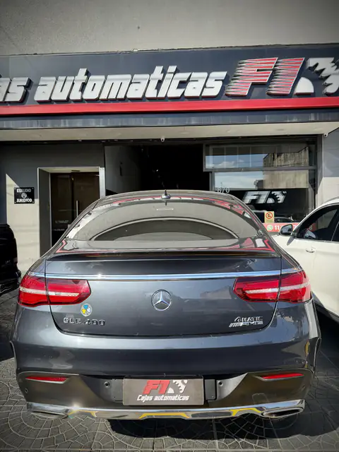 Mercedes-Benz GLE 400 coupé gris de día frente a la entrada de Cajas Automáticas F1