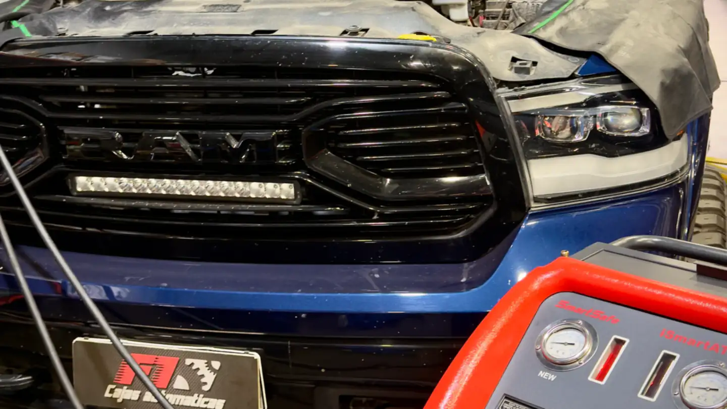 Camioneta RAM conectada al equipo de mantenimiento por diálisis de la transmisión