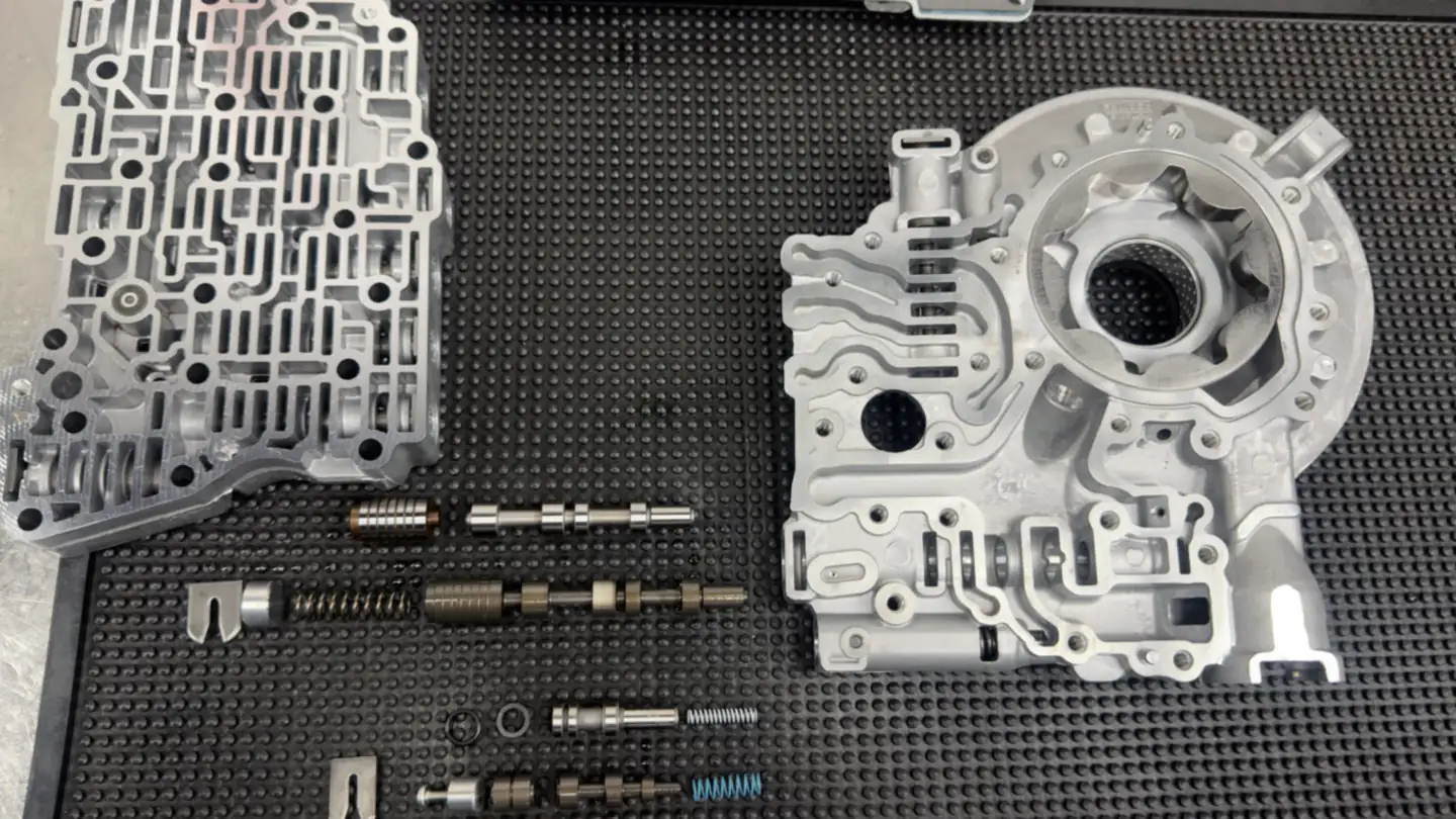 Cuerpo de válvulas y bomba de una caja automática con sus válvulas y resortes, listos para la reforma