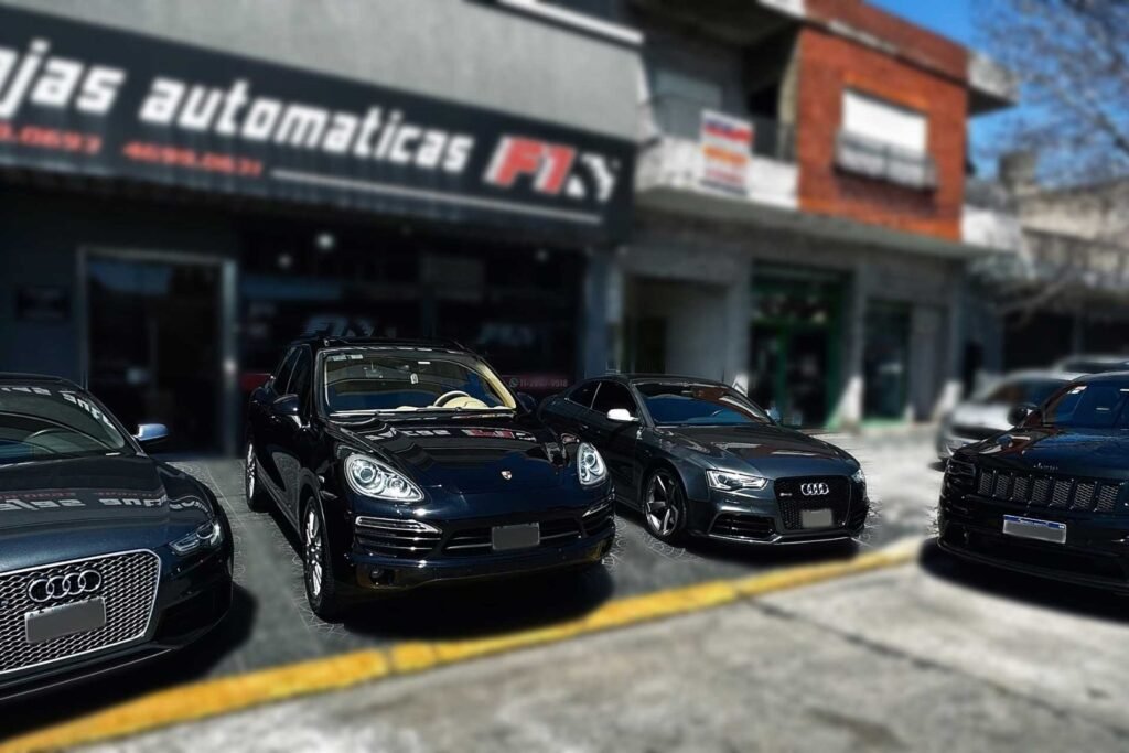 Autos estacionados frente al local de Cajas Automáticas F1