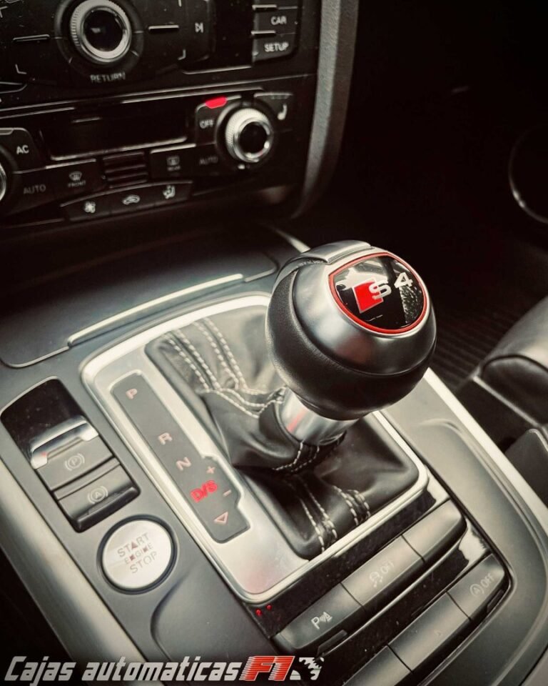 Detalle de la palanca de cambios automática de un auto en el taller