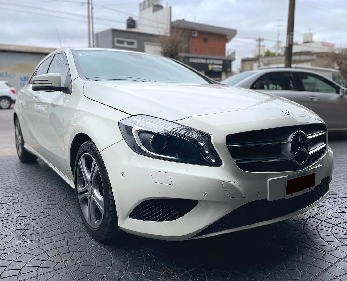 Mercedes-Benz blanco estacionado en la entrada del taller F1