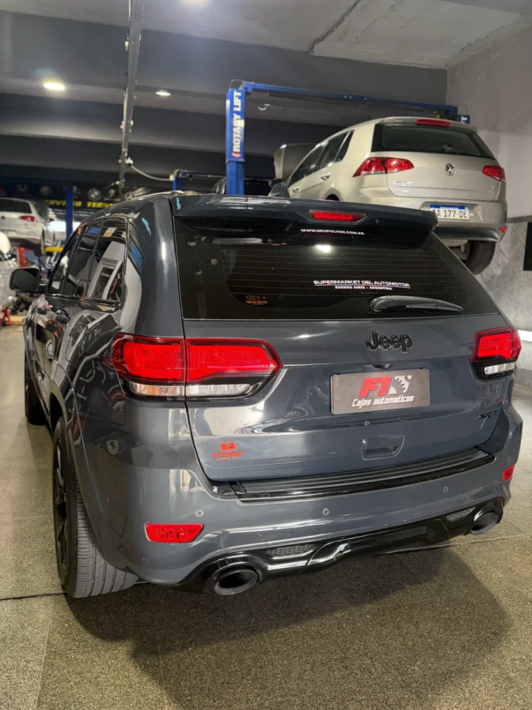 Jeep Grand Cherokee gris dentro del taller F1