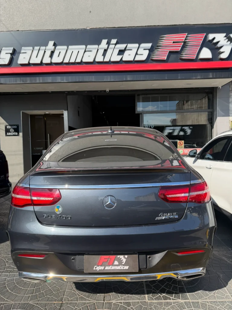 Mercedes-Benz gris estacionado frente al local de Cajas Automáticas F1
